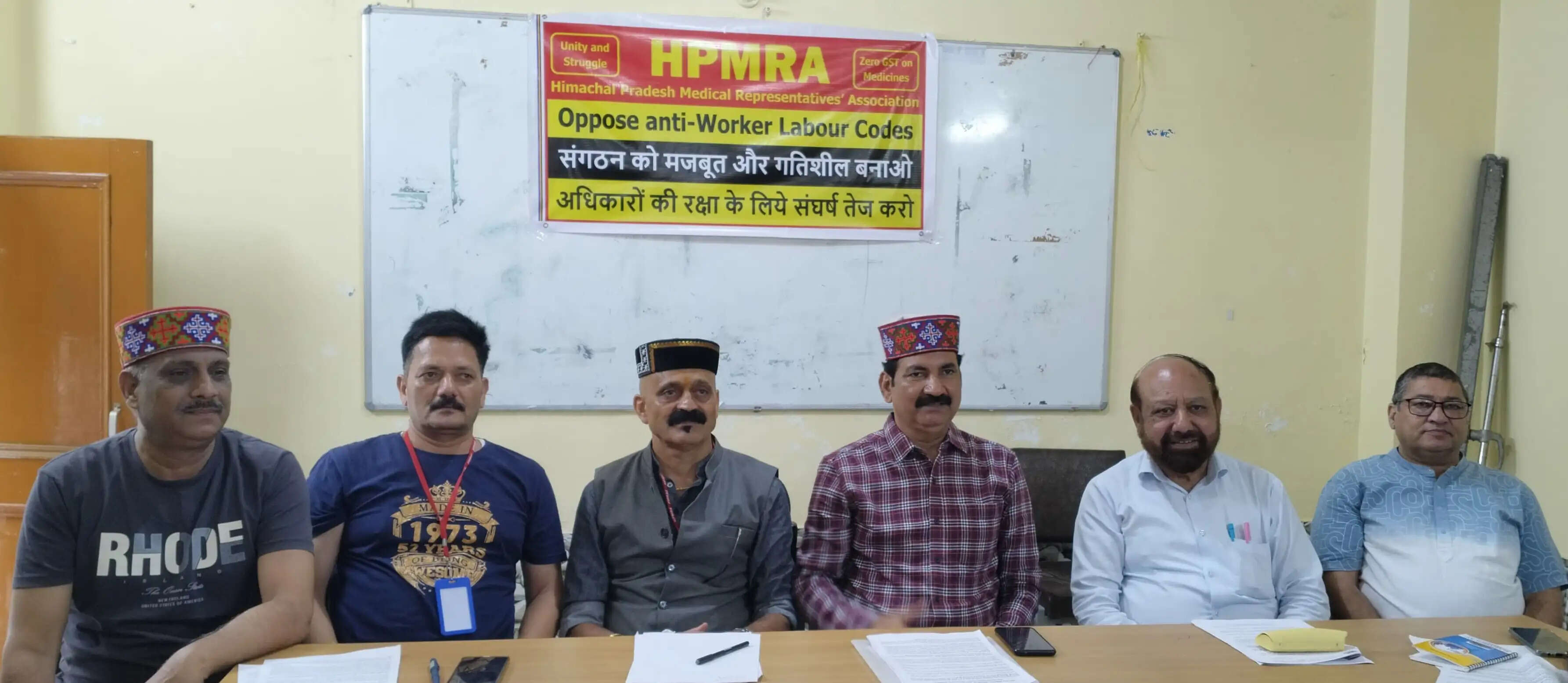 श्रम संहिताओं की जगह पुराने श्रम कानूनों को फिर से लागू करने की मांग