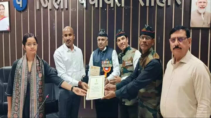 सीहोरः सैनिक कल्याण के लिए सराहनीय योगदान के लिए कलेक्टर सम्मानित