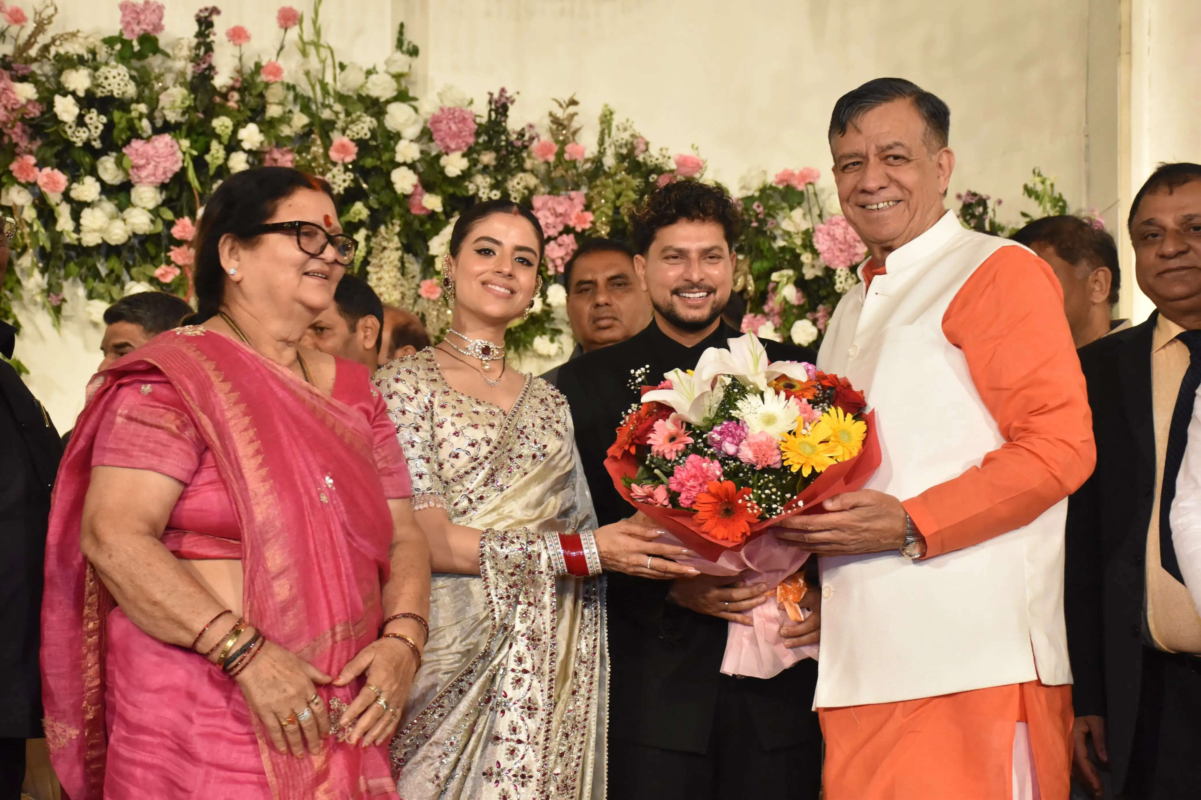 सीएम योगी और विधानसभा अध्यक्ष महाना क्रिकेटर कुलदीप यादव के रिसेप्शन में पहुंचे