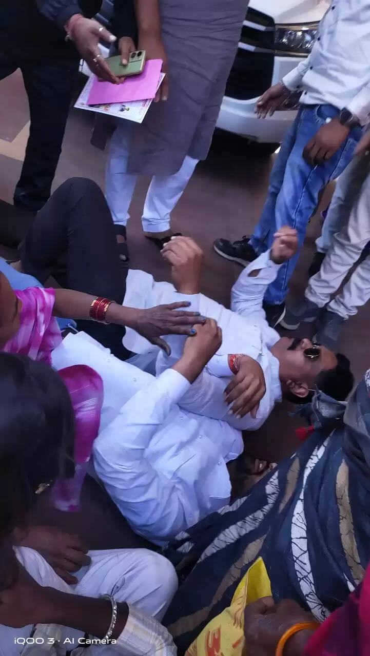 धमतरी : रेलवे प्रभावितों के मुद्दे पर निगम के सामने हंगामा, महापौर की गाड़ी के आगे लेटे पार्षद