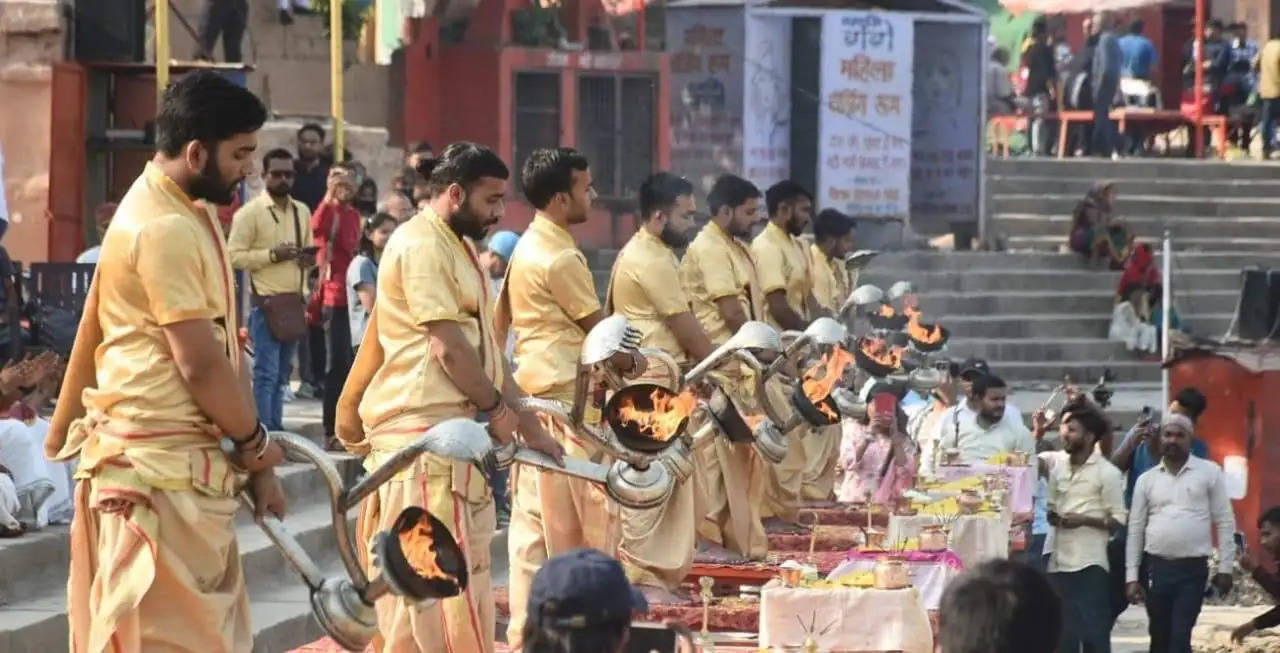 खंडग्रास चंद्रग्रहण के चलते काशी में अपराह्न में हुई गंगा आरती,उमड़ी भीड़