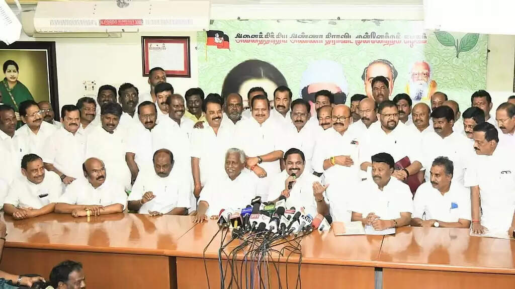 अन्नाद्रमुक ने जारी की दूसरे चरण की चुनावी घोषणाएं,&nbsp;पेंशन बढ़ाने, शिक्षा ऋण माफी, मुफ्त एलपीजी सिलेंडर का वादा