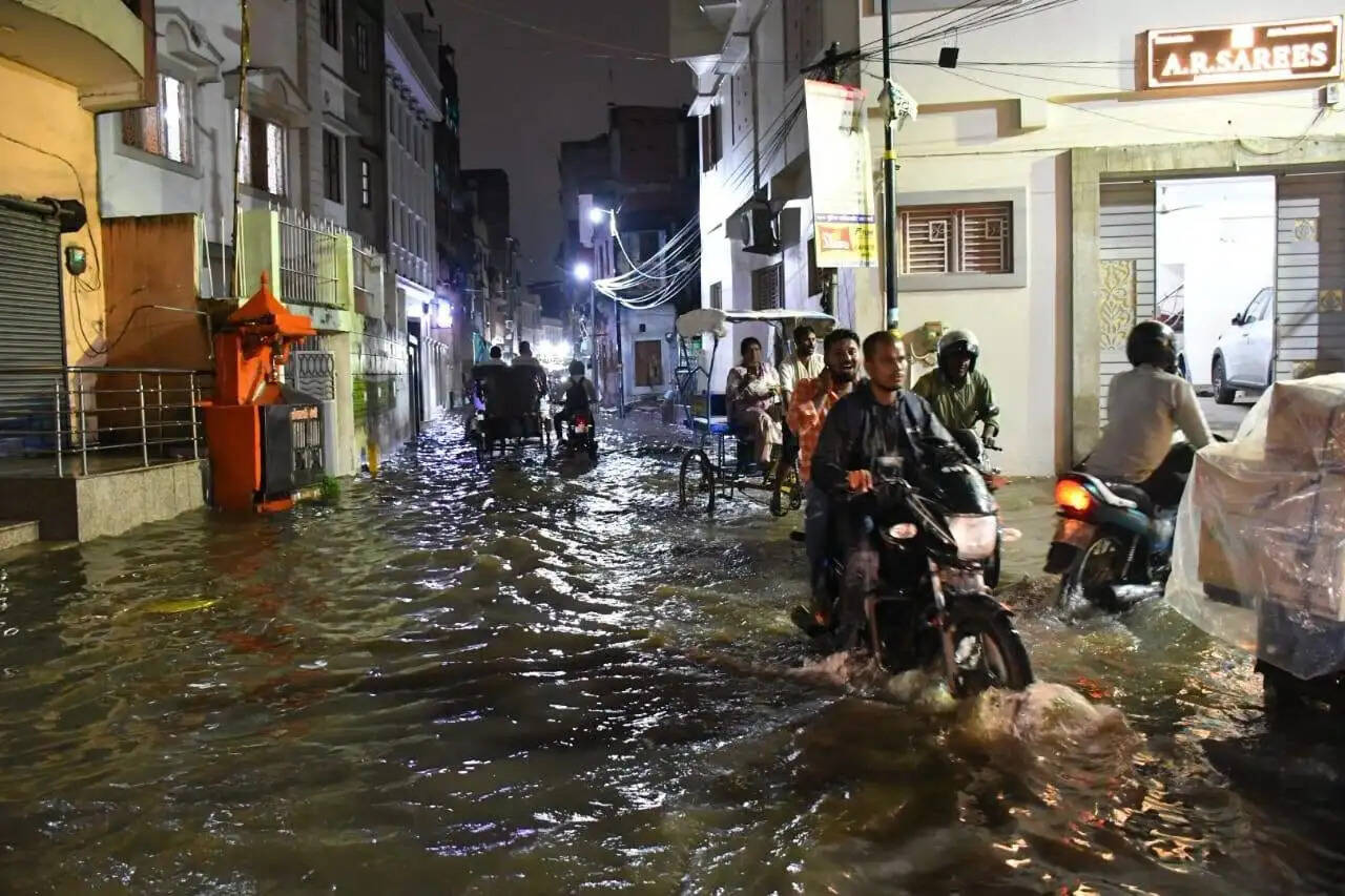 वाराणसी में भारी बारिश से जनजीवन अस्त-व्यस्त, कई इलाकों में जलभराव