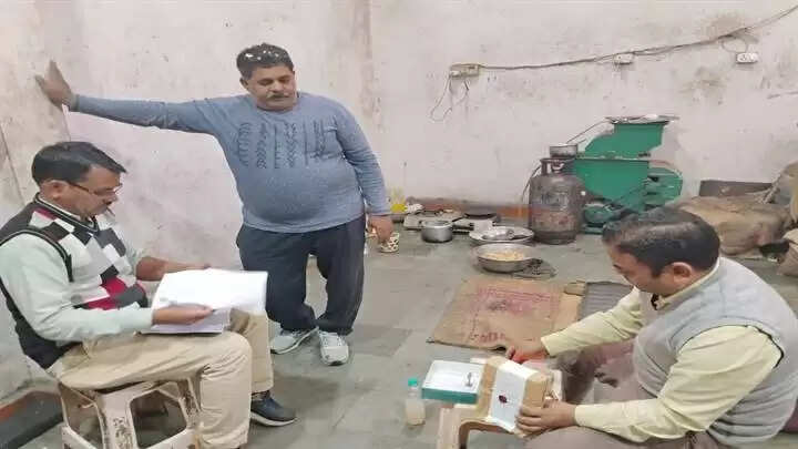 इंदौरः खातीपुरा में गंदगी के बीच बनाए जा रहे तिल एवं गजक, फैक्ट्री को कराया गया बंद