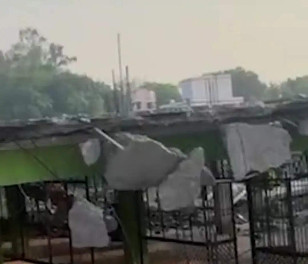 सीतापुर के लहरपुर में अवैध निर्माण पर चला बुल्डोजर, तालाब की जमीन पर बनी मस्जिद का ढांचा ध्वस्त