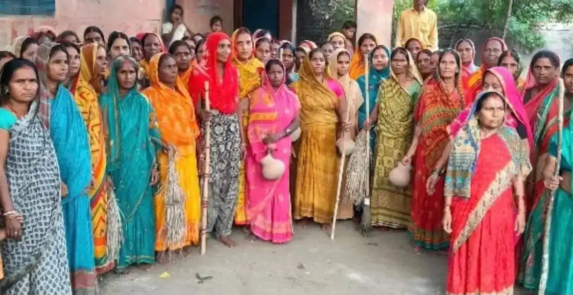 डंडा-झाड़ू लेकर शराब के खिलाफ उतरीं रामनगर के बड़गो गांव की महिलाएं