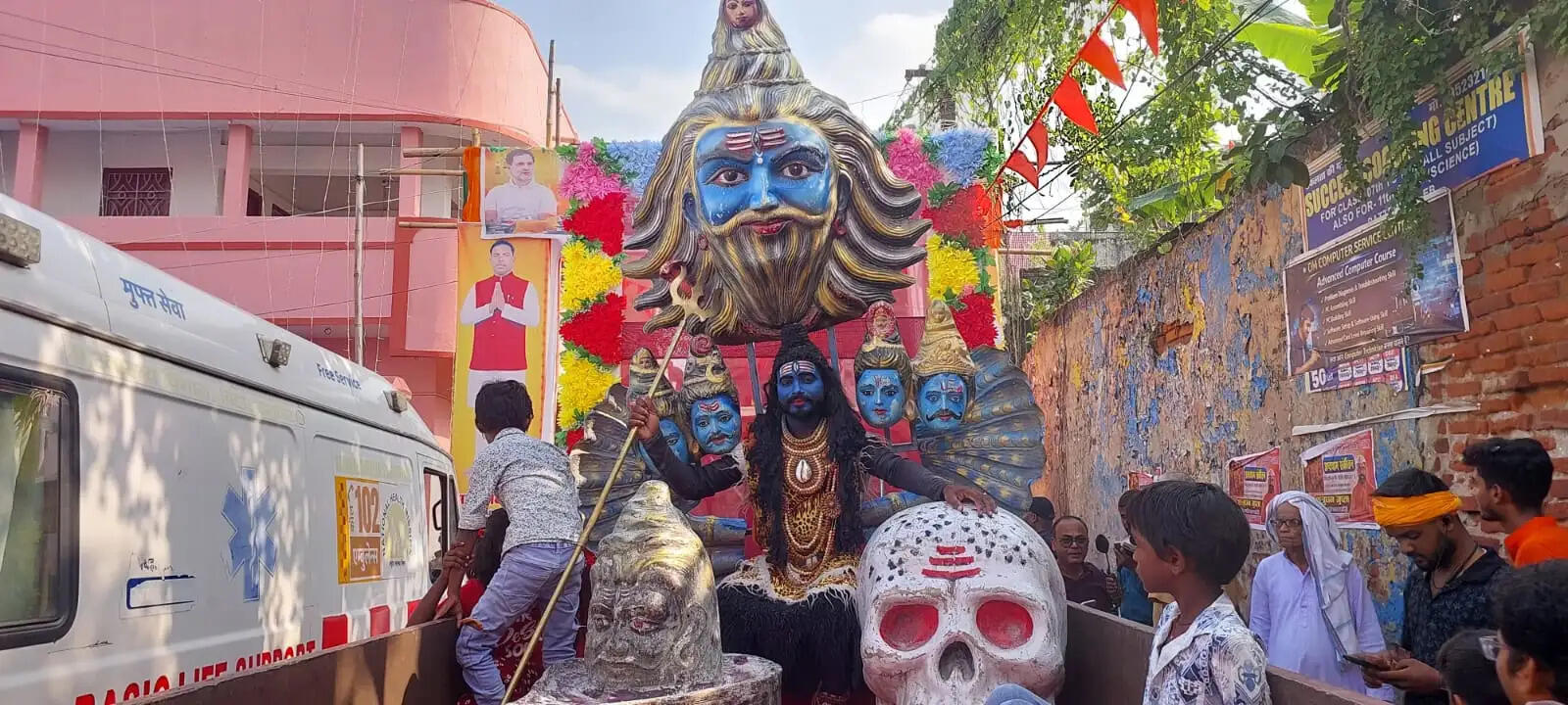 आदिवासी नृत्य और झांकी रही आकर्षण के केन्द्र