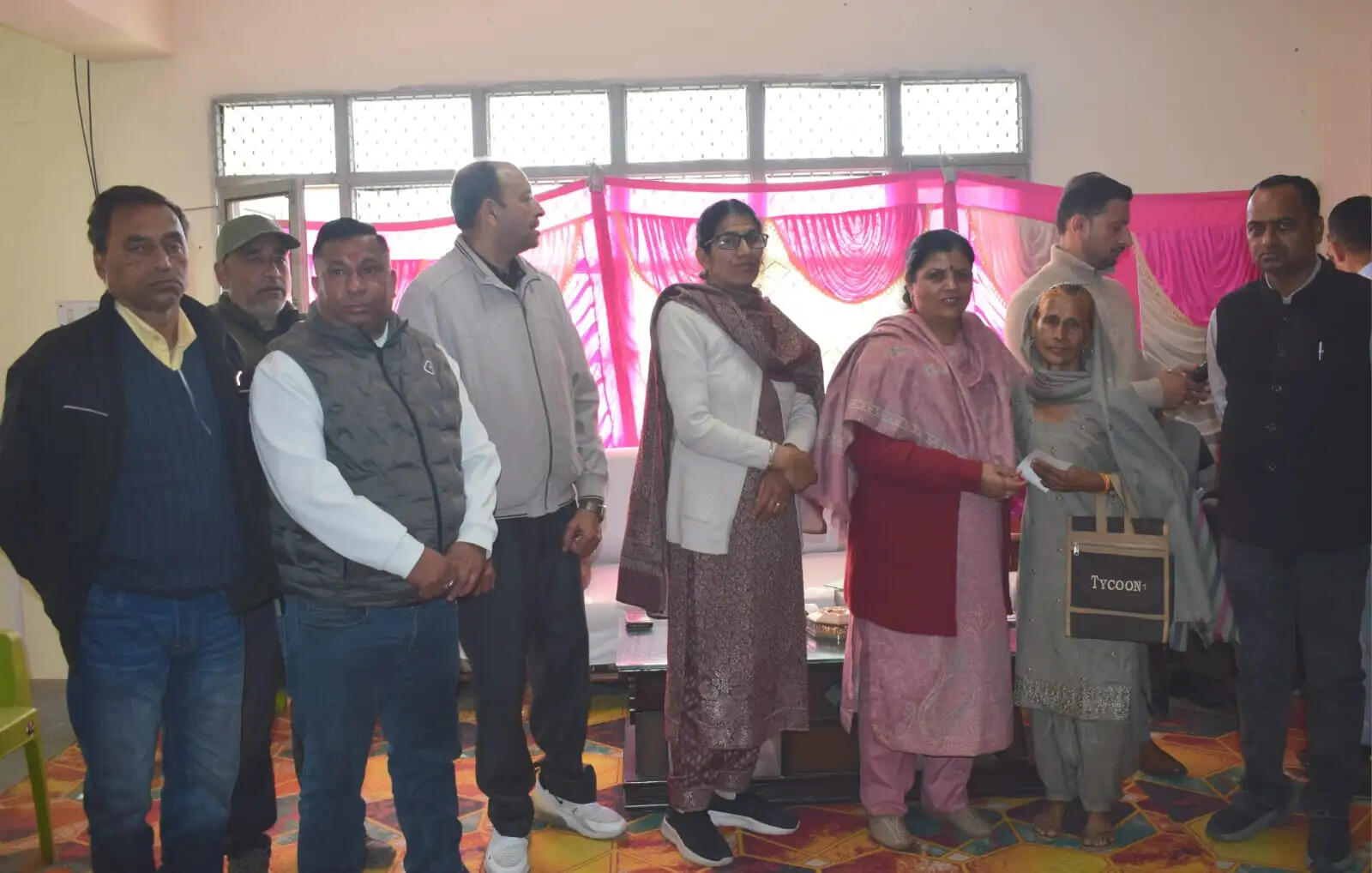 विधायक कमलेश ठाकुर ने 41 जरूरतमंदों को बांटे सहायता राशि के चेक