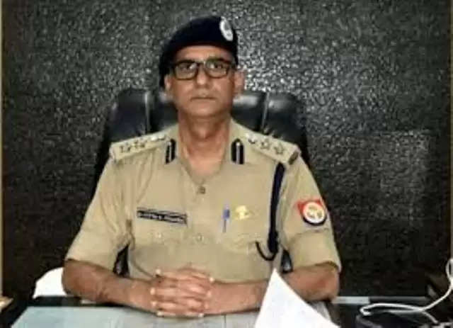 कमिश्नरेट पुलिस ने दो कारों से बरामद किया करीब छह लाख रुपया