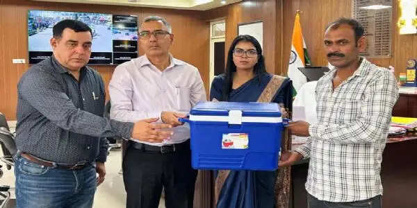 मछुआरों को मिला सहारा, डीसी कठुआ ने वितरित किए इंसुलेटेड आइस बॉक्स