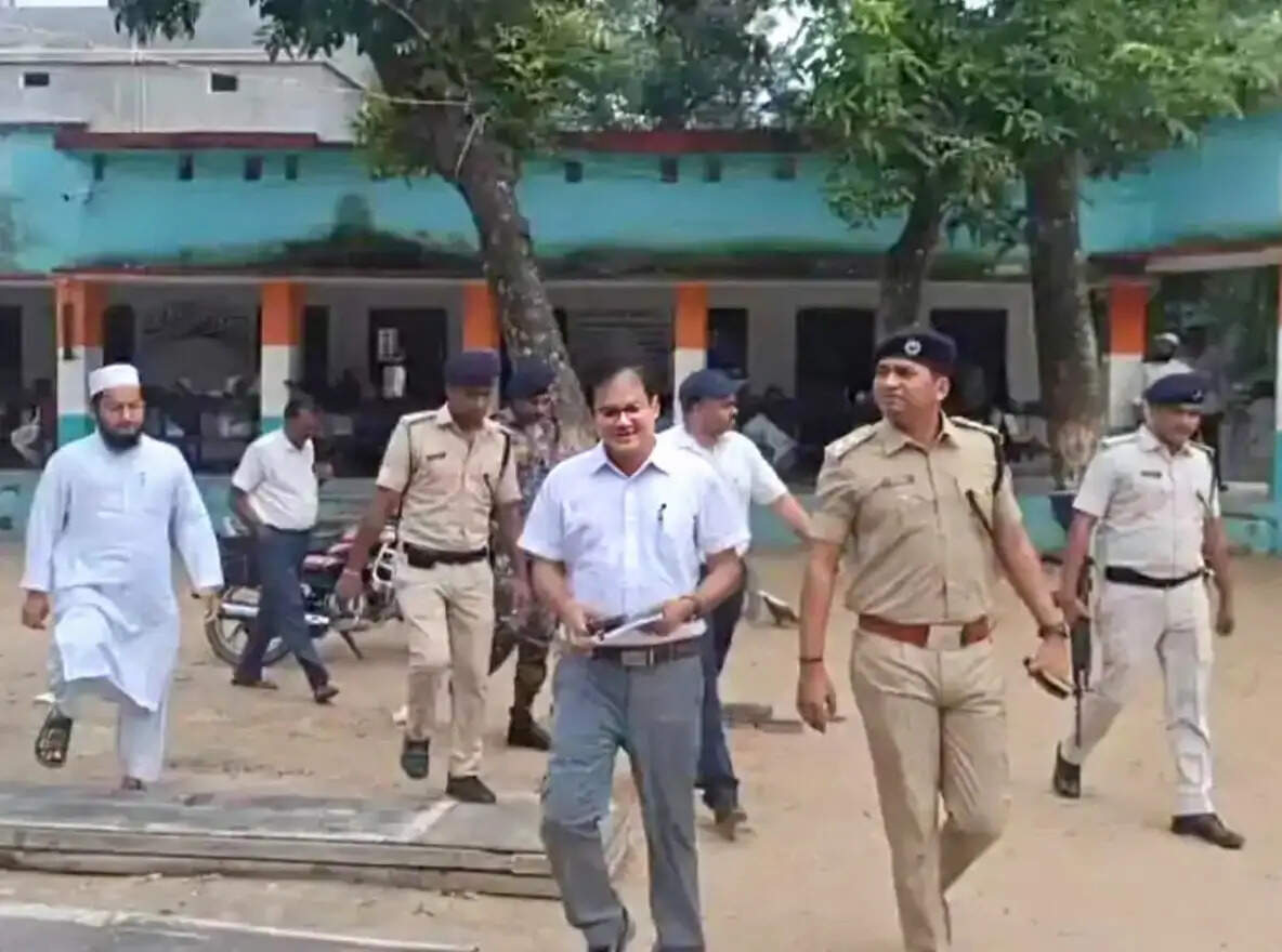 मदरसा मुहम्मदिया का एसडीओ ने किया निरीक्षण, पढ़ाई, भोजन व साफ-सफाई का लिया जायजा