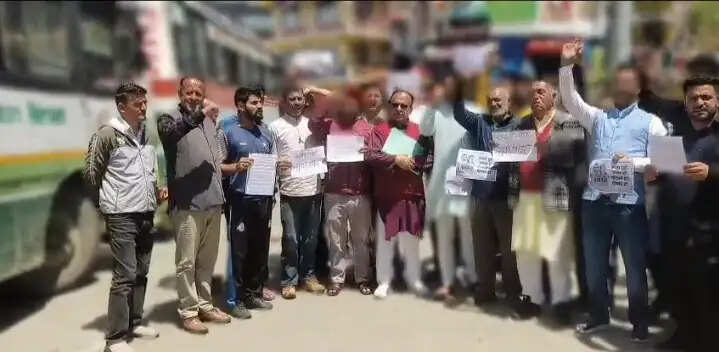 भाजपा युवा मोर्चा का नेशनल हेराल्ड मामले को लेकर हरिपुरधार में प्रदर्शन