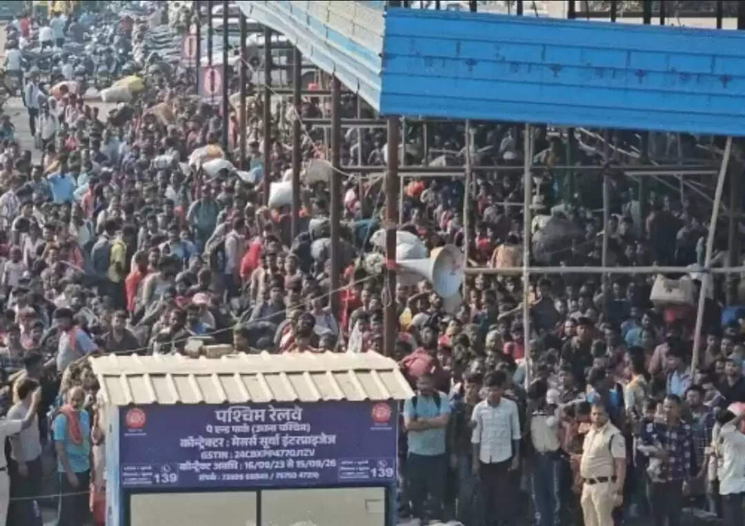 गुजरात के सूरत के उधना रेलवे स्टेशन पर यात्रियों की 3 किमी लंबी लाइन, मोदी से मदद की अपील