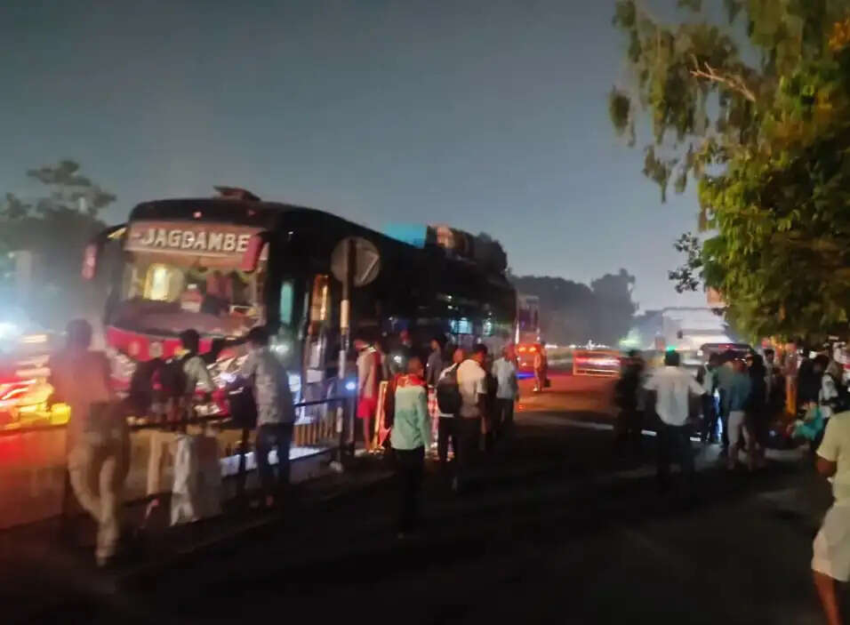 बस स्टैंड के पास चलती बस में शॉर्ट सर्किट, धुआं निकलने से मची अफरा-तफरी