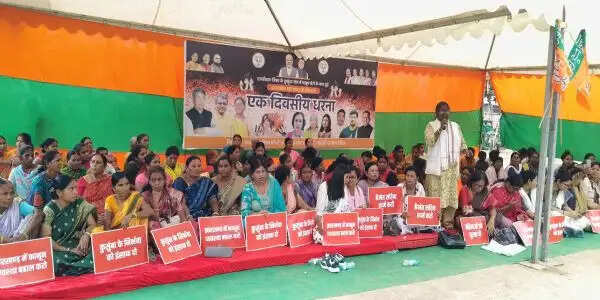 हजारीबाग घटना के विरोध में रांची में महिला मोर्चा का प्रदर्शन, आरोपितों को फांसी देने की मांग