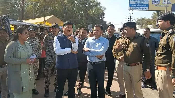 गुनाः नववर्ष पर श्रद्धालुओं की सुविधा के लिए प्रशासन सक्रिय, कलेक्टर ने किया हनुमान टेकरी का निरीक्षण