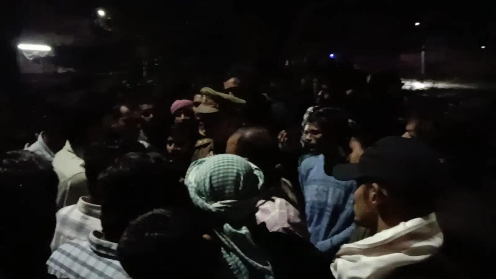 बीएचयू में बिरला ‘ए’ हॉस्टल के सामने हवाई फायरिंग, छात्रों का प्रदर्शन