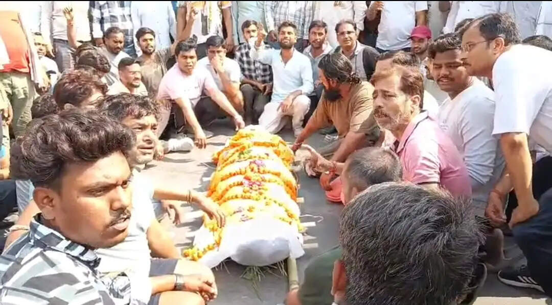 परिजनाें ने बडे़ चाैराहे पर शव रखकर किया हंगामा, गिरफ्तारी की मांग