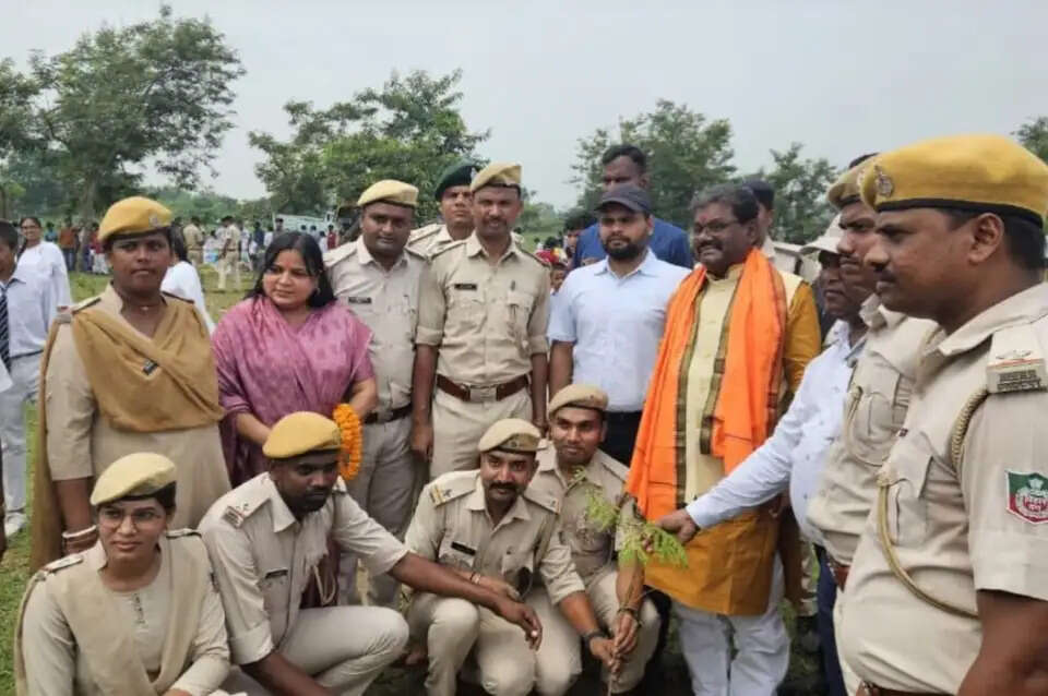 रहीकपुर वन क्षेत्र में वृक्षारोपण महा अभियान में मंत्री ने की शिरकत,दस हजार लगाए गए पौधे