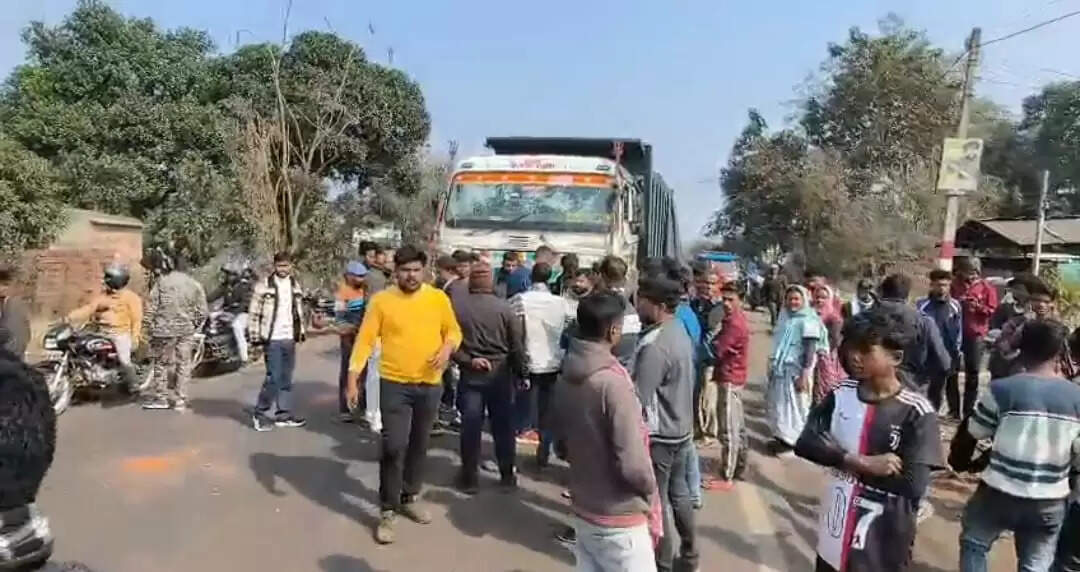 हाईवा ने स्कूली बच्चों से भरे ई-रिक्‍शा को मारी टक्कर, 06 स्कूली बच्चों को लगी चोट