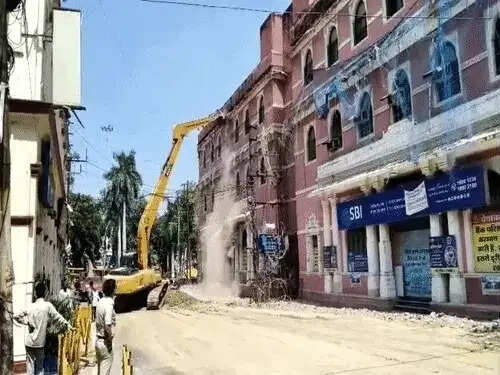इंदौर:&nbsp;राजबाड़ा पर बैंक की बिल्डिंग के जर्जर छज्जे हटाए, निगम ने पोकलेन से की कार्रवाई, नोटिस के बाद भी तय समय में नहीं हुआ काम
