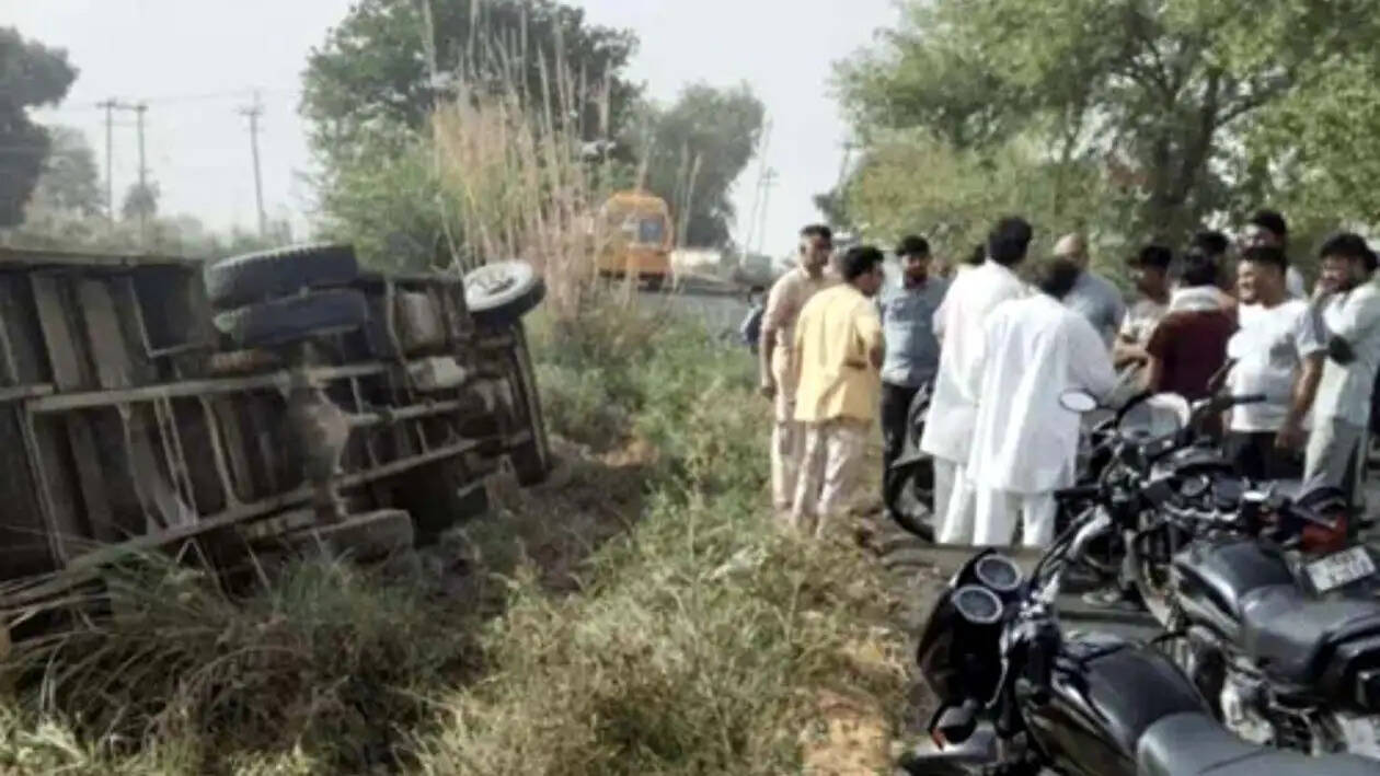 हिसार : ट्रक के साइड दबाने पर सड़क किनारे पलटी बच्चों से भरी स्कूल बस