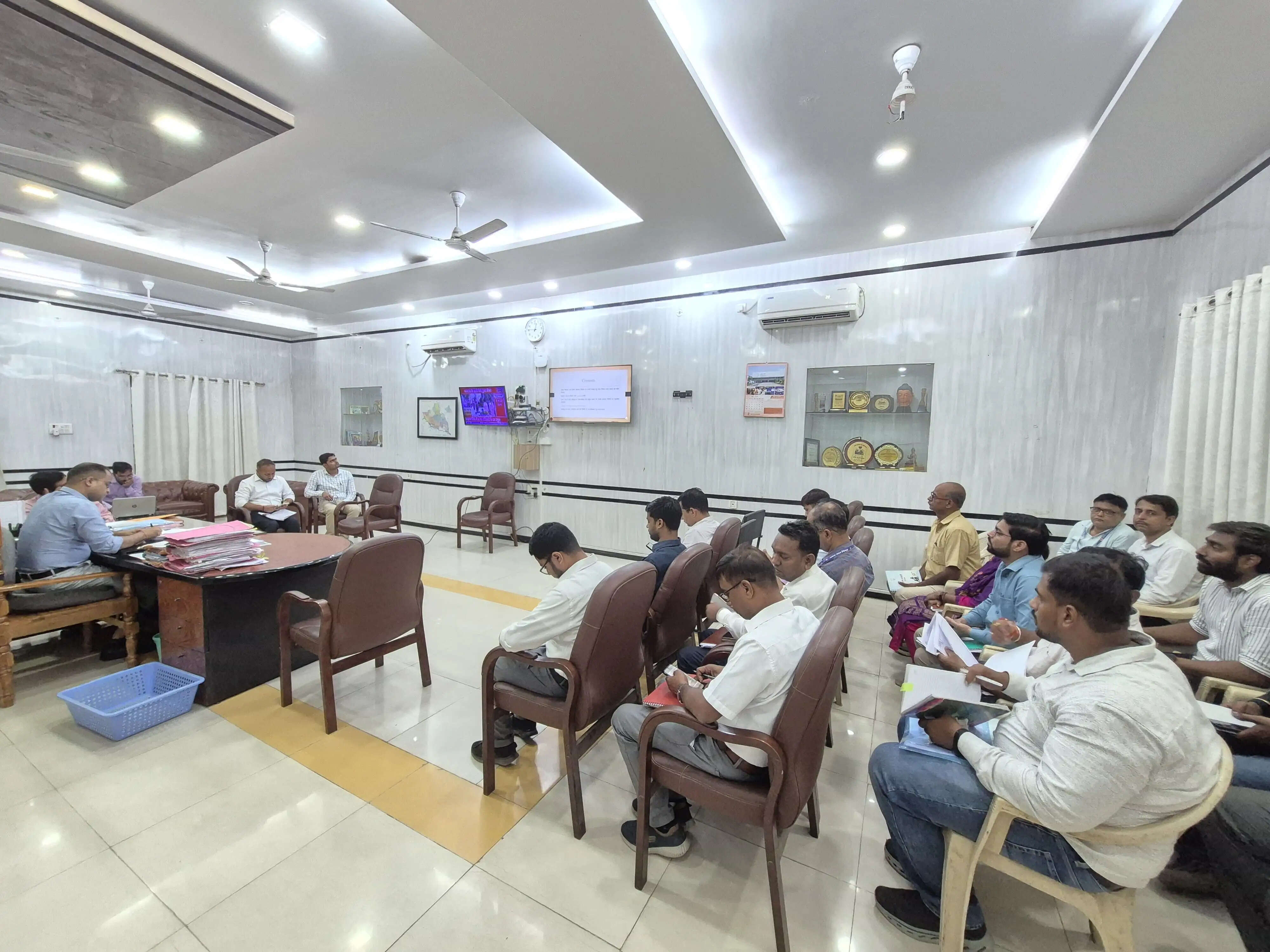छपरा में जिलाधिकारी ने बुडको को 24 * 7 काम करने का दिया निर्देश