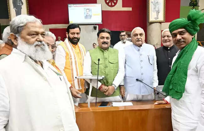 विधानसभा&nbsp;में&nbsp;सदस्याें&nbsp;ने&nbsp;अंग्रेजी, संस्कृत, पंजाबी और उर्दू में&nbsp;भी&nbsp;ली&nbsp;शपथ