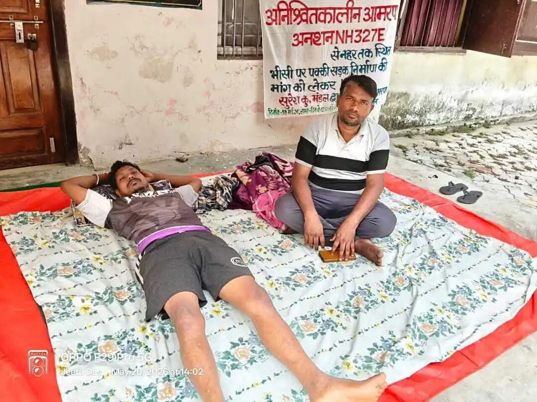 बांध पर पक्की सड़क निर्माण को लेकर तीन दिनों से अनशन जारी