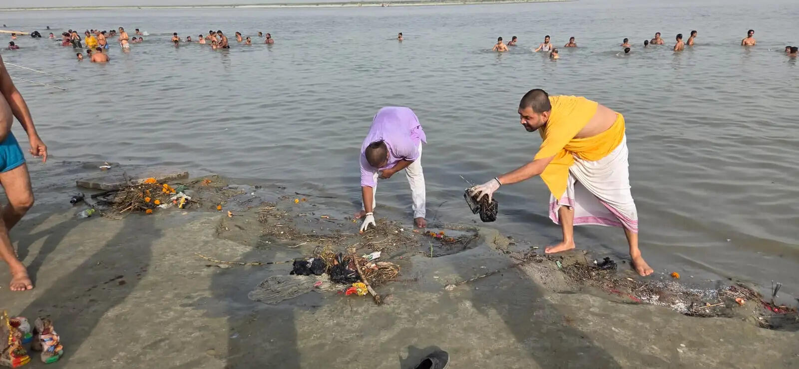 गुप्तारघाट पर चला विशाल स्वच्छता अभियान, सरयू तट से हटाया गया भारी मात्रा में प्लास्टिक कचरा