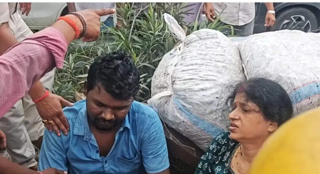 चुट्टुपालू घाटी में टकराए दो ट्रक, हादसे में फंसे कार सवार का पुलिस ने किया रेस्क्यू