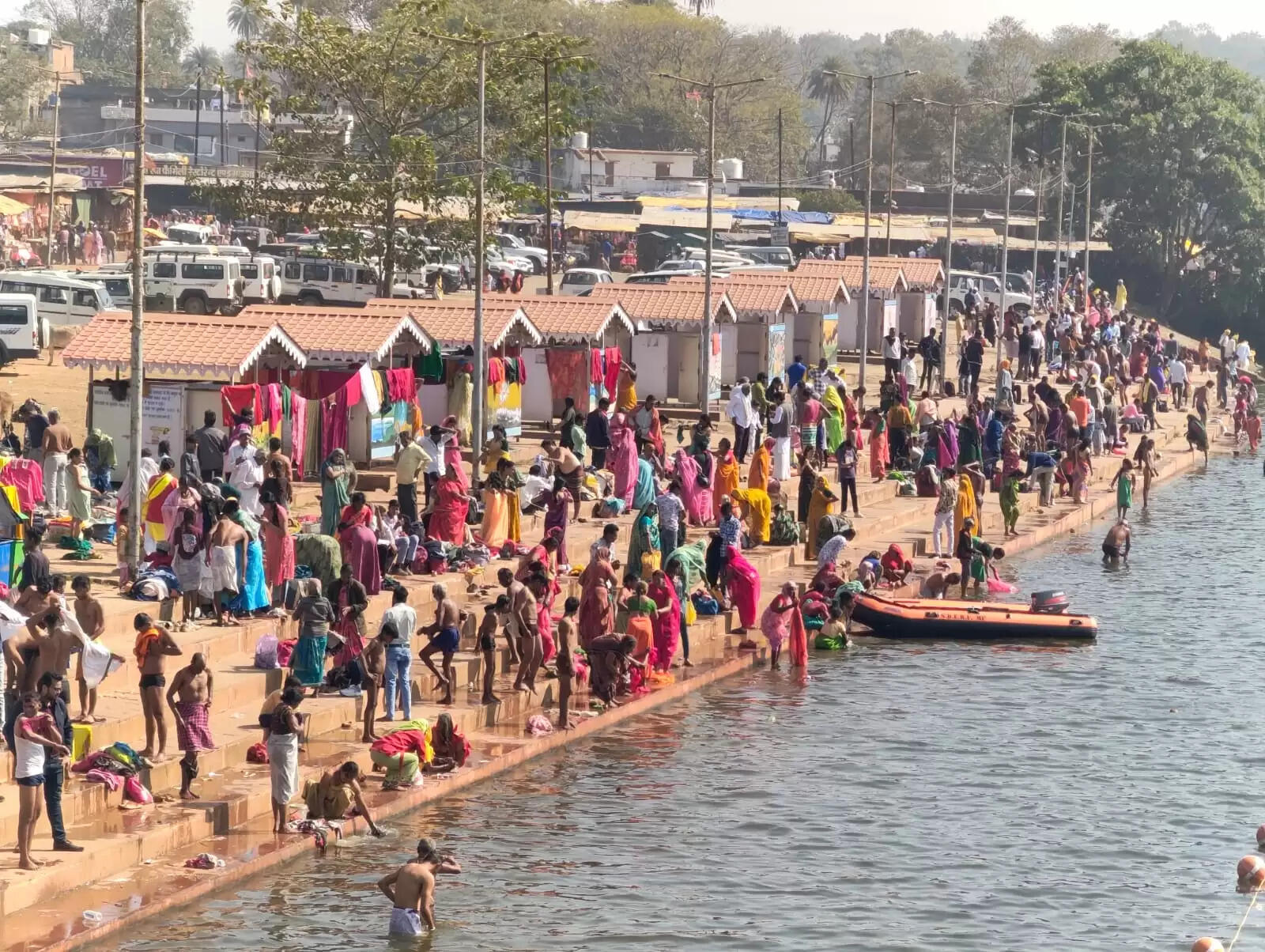 अनूपपुर: मकर संक्रांति पर विषेश मुहूर्त में श्रद्धालुओं ने नर्मदा उद्गम कुंड में लगाई आस्था की डुबकी