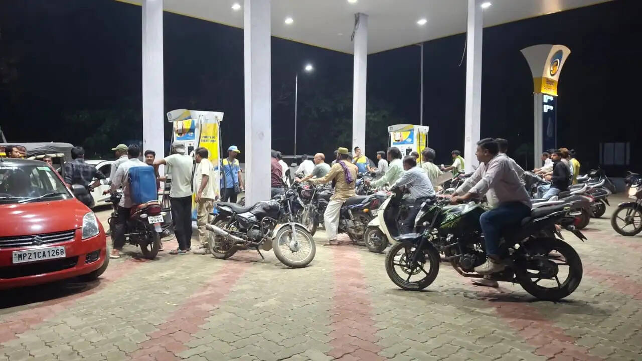 दमोह: जिले में पेट्रोल-डीजल और गैस की आपूर्ति सामान्य, अफवाहों पर प्रशासन सख्त