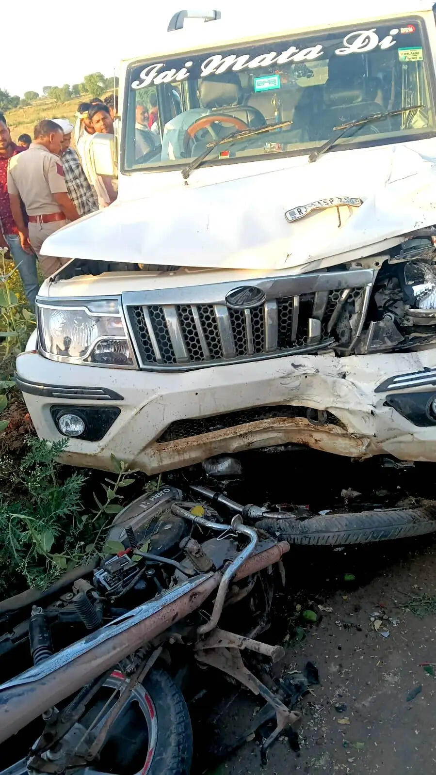 बोलेरो और बाइक की भिड़ंत में मां-बेटा सहित तीन की मौत