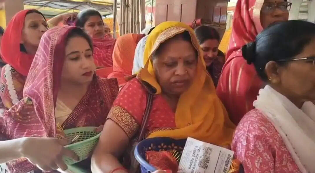 शक्ति उपासना के महापर्व चैत्र नवरात्र की शुरुआत, कानपुर के मंदिरों में उमड़ा श्रद्धालुओं का सैलाब