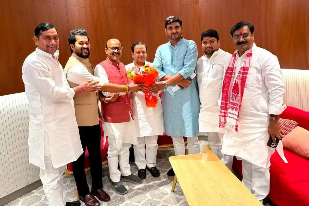 भाजपा के राष्ट्रीय महामंत्री हरीश&nbsp;द्विवेदी&nbsp;पहुंचे लखनऊ, एअरपोर्ट पर सुनी मन की बात