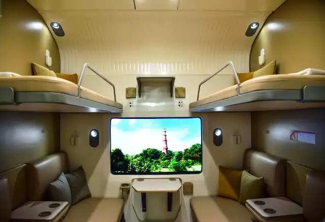 रेलवे प्रदर्शनी में दिखी वंदे भारत स्लीपर ट्रेन के फर्स्ट एसी कंपार्टमेंट की लग्जरी झलक