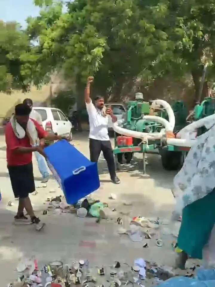सिरसा में कूड़ा उठाने को लेकर तनातनी, पुलिस ने 20 हिरासत में लिए