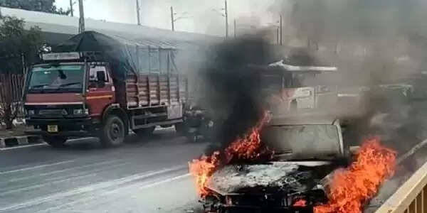 फरीदाबाद : चलती कार में लगी आग, बाल-बाल बचा ड्राइवर