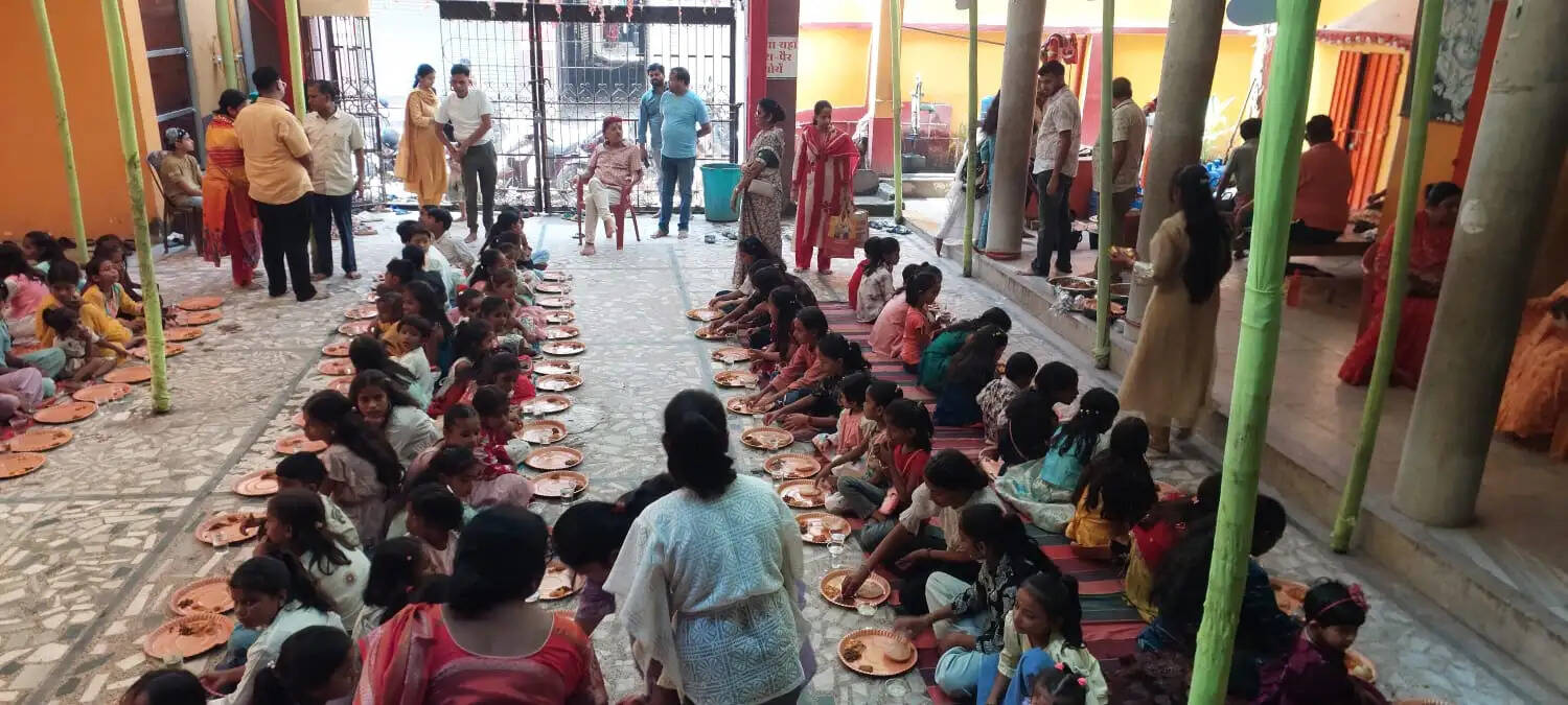 महाष्टमी पर मारवाड़ी ठाकुरबाड़ी में 151 कन्याओं का हुआ पूजन