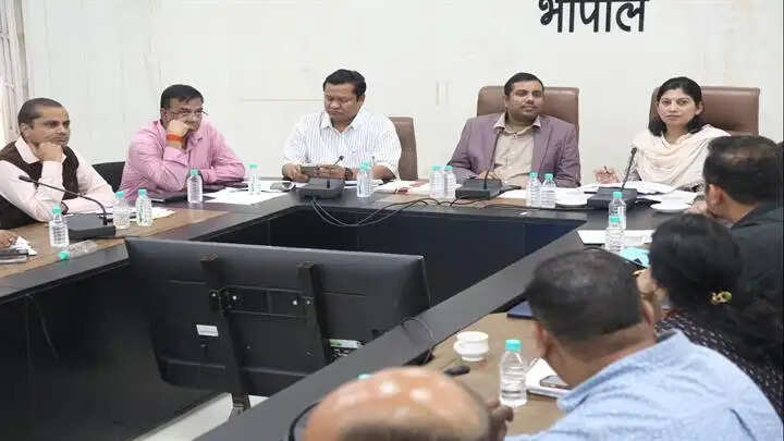 सीएम हेल्पलाइन शिकायतों का युद्ध स्तर करें संतुष्टिपूर्वक निराकरण: कलेक्टर