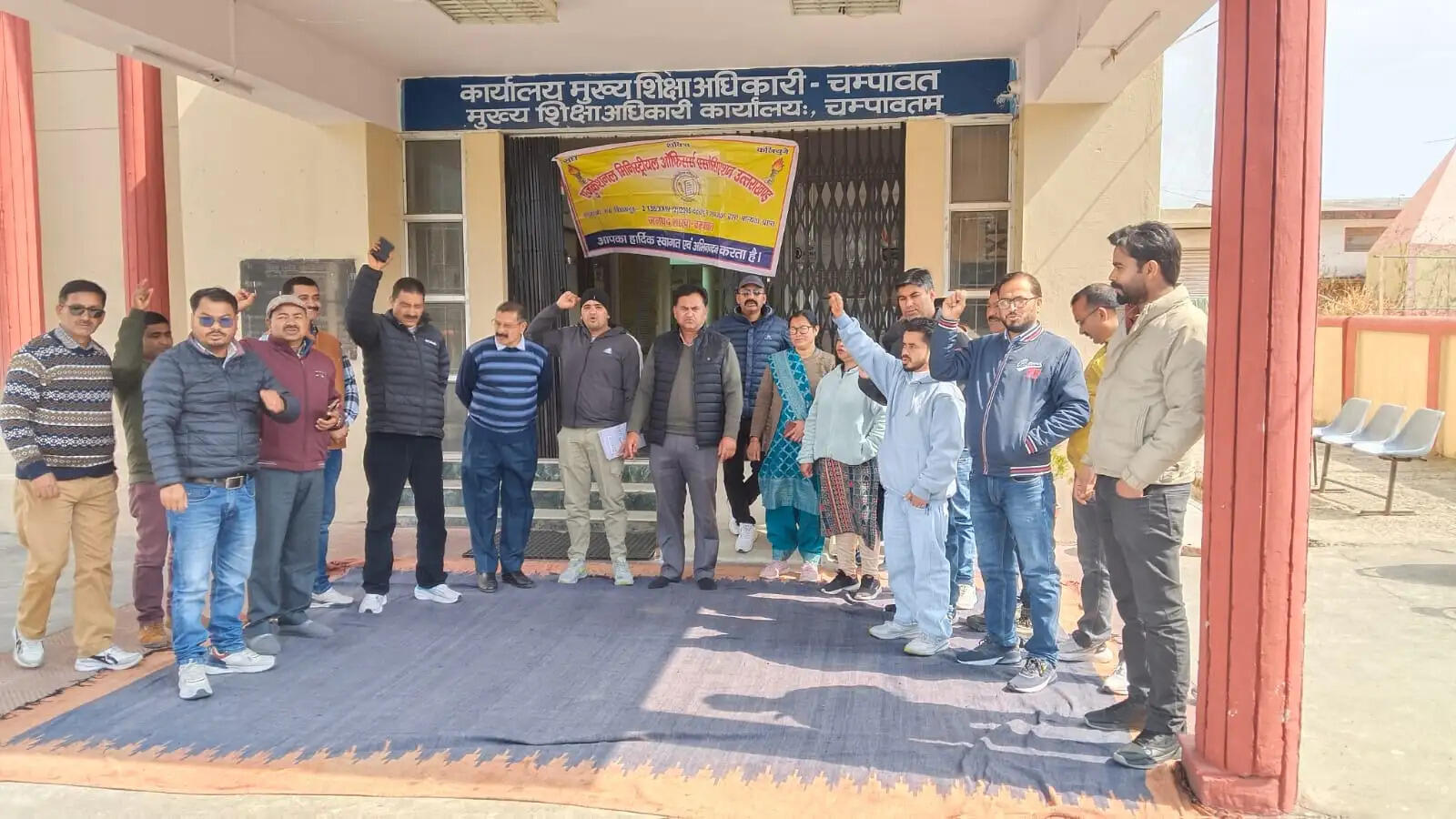 चम्पावत में शिक्षा विभाग के कर्मचारियों का प्रदर्शन, सुरक्षा की उठाई मांग