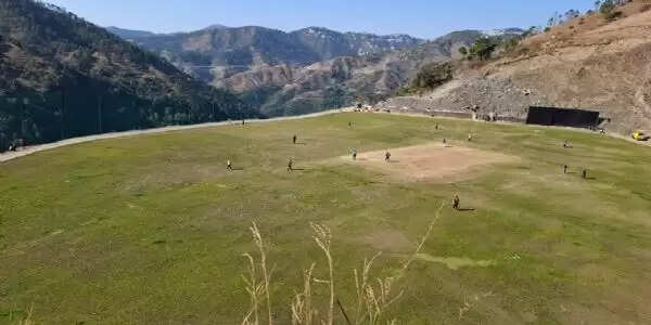 शिमला में तीन दोस्तों ने पहाड़ काटकर बनाया खेल मैदान, अब क्रिकेट स्टेडियम की तैयारी