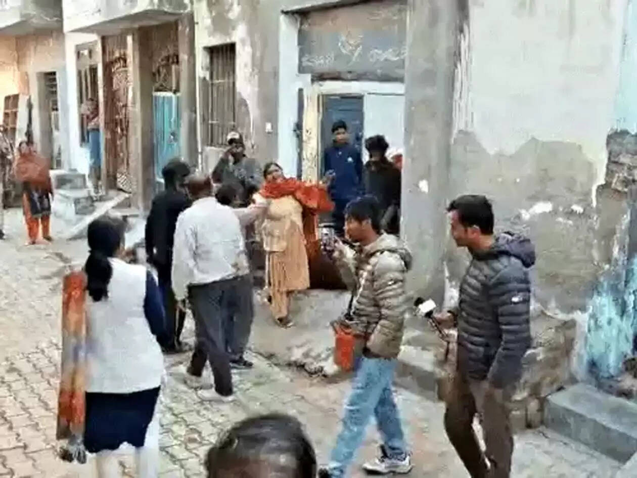 हिसार में कब्जा हटाने गई पुलिस के सामने कब्जाधारी ने किया आत्मदाह, पुलिस पर पथराव