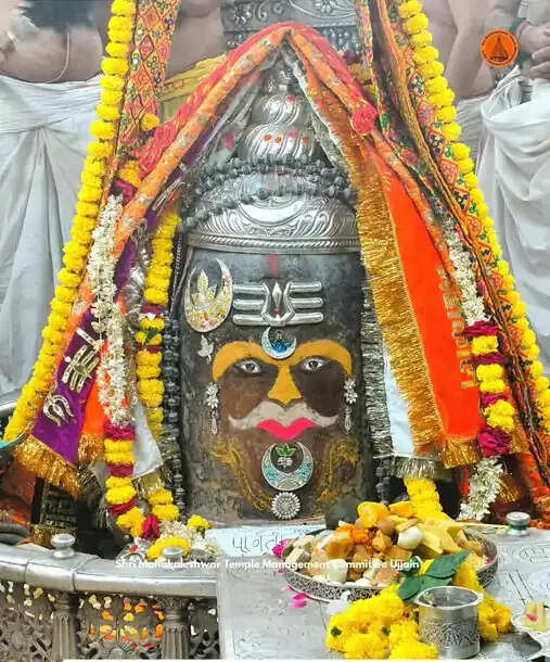 उज्जैन: भस्म आरती में भांग-चंदन से सजे महाकाल, रजत मुकुट-मुंडमाला से हुआ दिव्य श्रृंगार