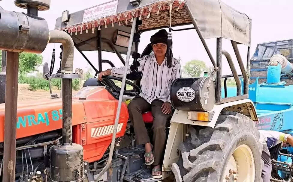 जींद में छात्रा ने खेत में संभाला ट्रेक्टर,पिता के साथ कटवा रही गेहूं