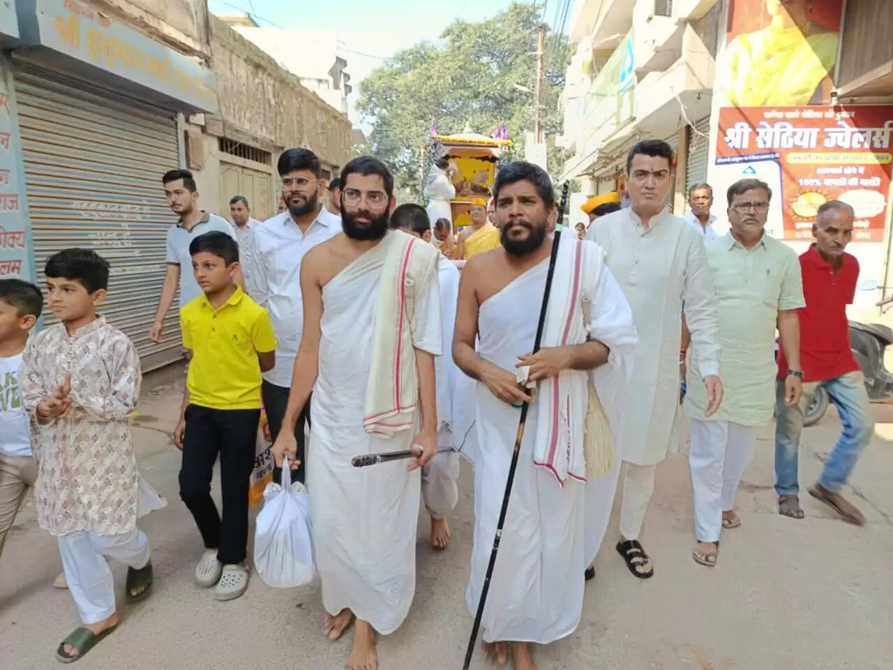 चातुर्मास पूर्णाहुति व कार्तिक पूर्णिमा पर गुरुजनो की अगुवाई मे जैन समाज ने निकाली गई शोभायात्रा