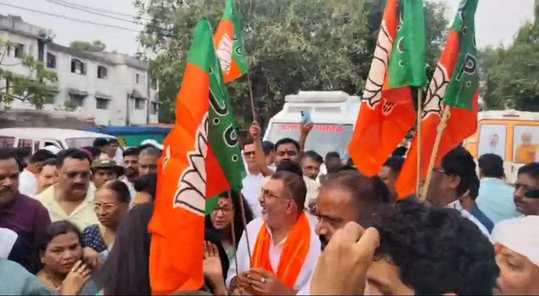 सांसद निशिकांत दुबे ने क्षेत्र की जनता को दी सात एम्बुलेंस की सौगात