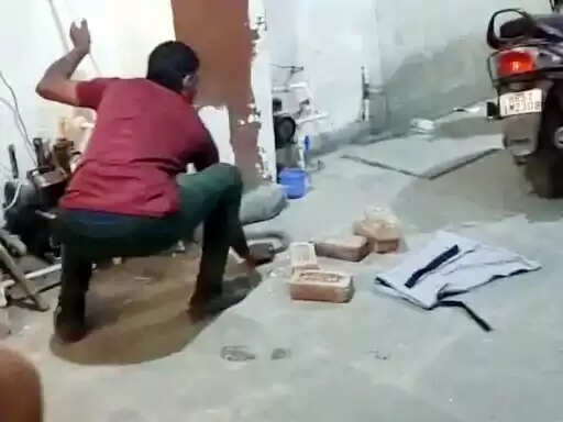 फरीदाबाद : घरों में निकला सांप, घंटों सडक़ों पर रहे परिवार