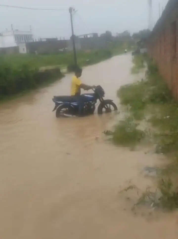 अनूपपुर: झमाझम बारिश में कोतमा के कई वार्ड पानी -पानी, जाम नालियों के कारण सड़क पर उफान भरा पानी